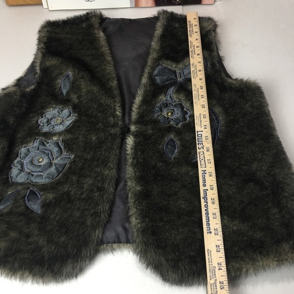 Faux Fur Vest with appliqué - Picture 6 of 7